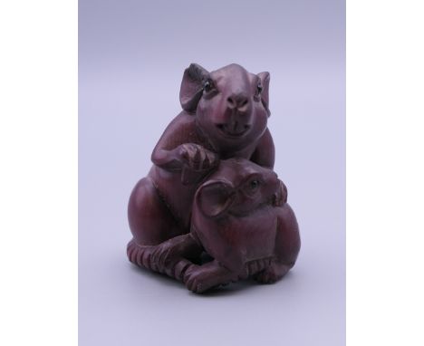 A wooden netsuke formed as a rat. 4.5 cm high.