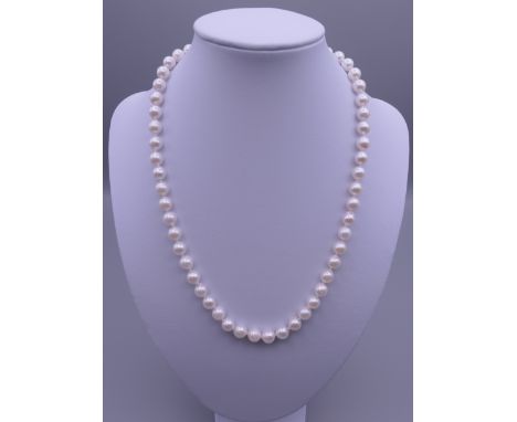 A string of pearls with well-matched beads, with a 14 K gold clasp. 45 cm long.