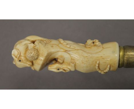 A walking stick with a carved bone handle formed as mice. 87.5 cm long.