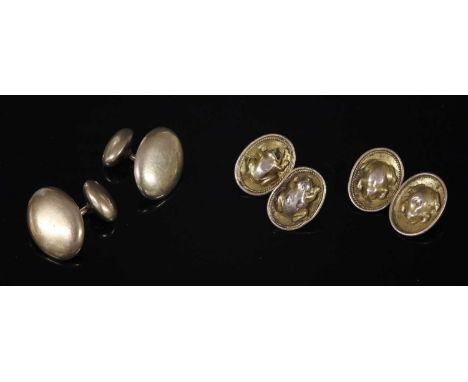 A pair of Edwardian gold cufflinks, with two pairs of oval plates each with the relief model of a frog, damaged , to figure o