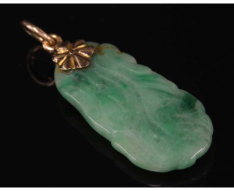 A Chinese carved nephrite gourd pendant, with a fluted mount to a jump ring bale. 26 x 12.6mm, 2.87g