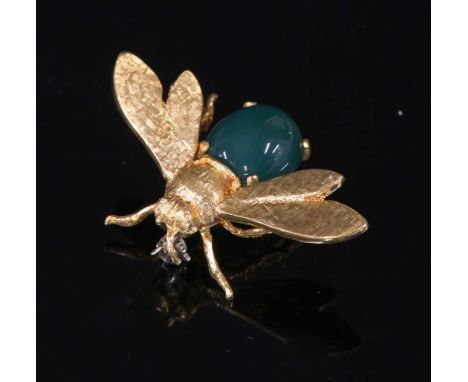 An Italian gold and agate bee brooch, with an oval cabochon agate, claw set to form the abdomen. Pairs of wings and thorax wi