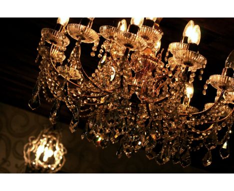 AN IMPRESSIVE CHANDELIER GLASS LIGHT FITTING