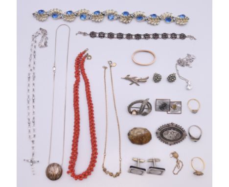 A quantity of miscellaneous jewellery, including silver and two gold rings (one 18 k gold (2.1 grammes total weight) and the 