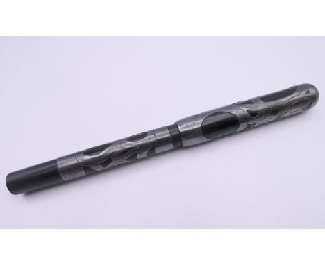 A silver overlay pen with 14 K gold nib. 13 cm long.