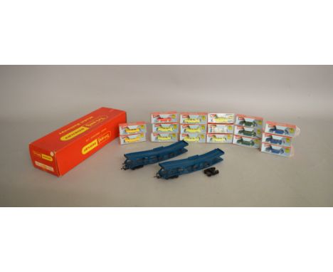 OO Gauge. A boxed Tri-ang/Hornby R.666 Articulated Car Carrier with detachable bogie, complete with sixteen individually boxe
