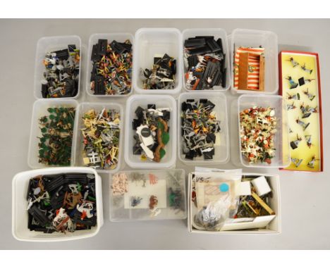 A mixed lot of assorted model soldiers, plastic and metal, mostly smaller scale and a good quantity of War gaming and toy sol