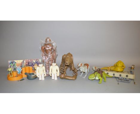 Star Wars Kenner figure collection and playset, which includes; Sny Snoodles and band (missing one microphone), Jabba 350 (un