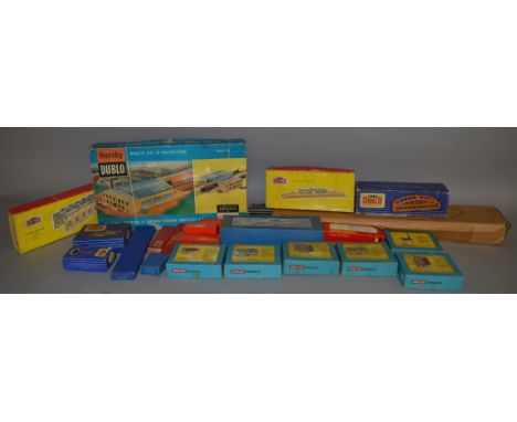 OO Gauge. A very good quantity of boxed and unboxed  track, buildngs, trackside and other accessories by Tri-ang, Hornby and 
