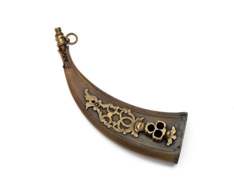 A RARE 18TH CENTURY POWDER FLASK WITH INTEGRAL WHEELOCK SPANNING KEY, circa 1720, the curved flat lanthorn body carved with b