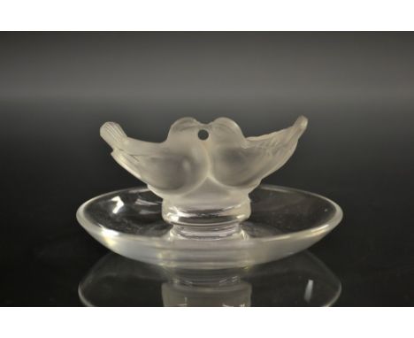 A Lalique Lovebirds trinket dish, frosted and clear glass, 10cm diam, incised mark