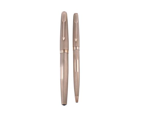 PARKER, 61 A 9 CARAT GOLD FOUNTAIN PEN AND BALL POINT PEN LONDON 1974Cap and Barrel: Engine turned decoration, rectangular va