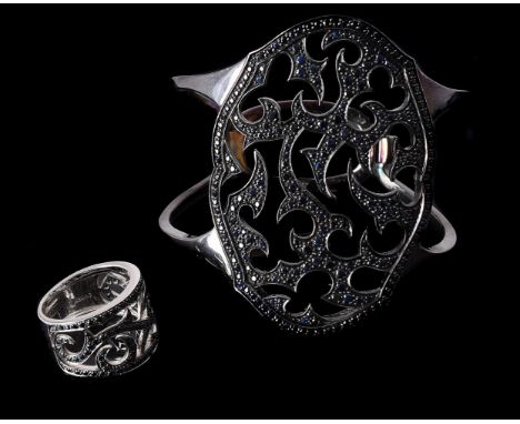 STEPHEN WEBSTER, SAPPHIRE CUFF, THORN COLLECTIONthe pierced oval panel with woven thorn design set with circular cut sapphire