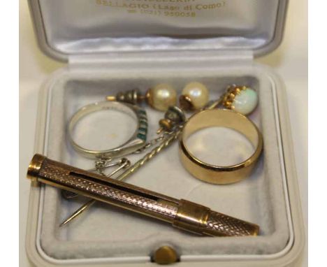 GROUP OF GOLD JEWELLERY
including a tooth pick, wedding band, pearl earrings, opal pin and an enamelled ring, condition varie