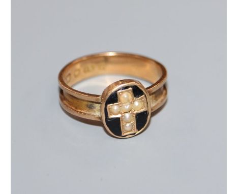 A late Victorian 18ct gold, seed pearl and black enamel mourning ring, (enamel/hair? missing from shank), size K.