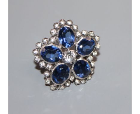 A white metal and two colour paste set flower head ring, size K.