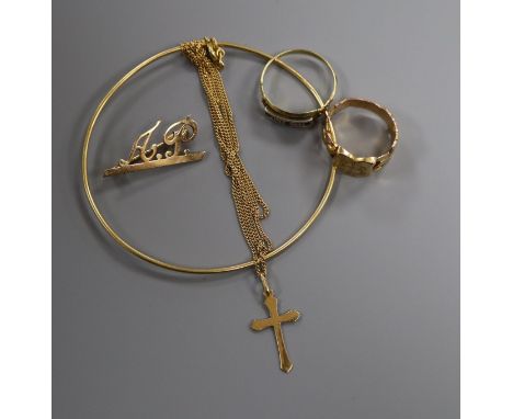 A 750 yellow metal initial brooch and wire bangle, a cross on 18ct gold chain, an 18ct gold ring and a signet ring (tests as 