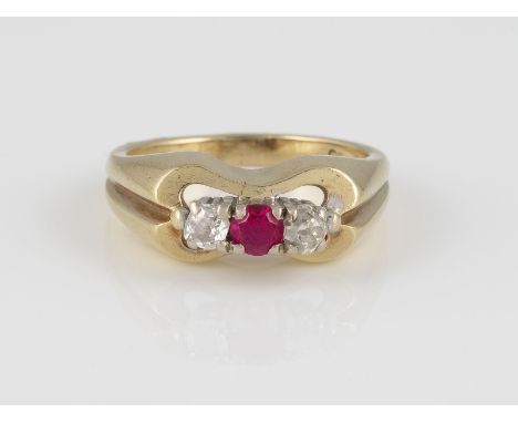 EDELSTEIN-RING Gelbgold, Weißgold. Ringmaß ca. 51, Ges.-Gew. ca. 5,5 g. Gest. 585. Ein rund facettierter Rubin, ca. 0,25 ct.,