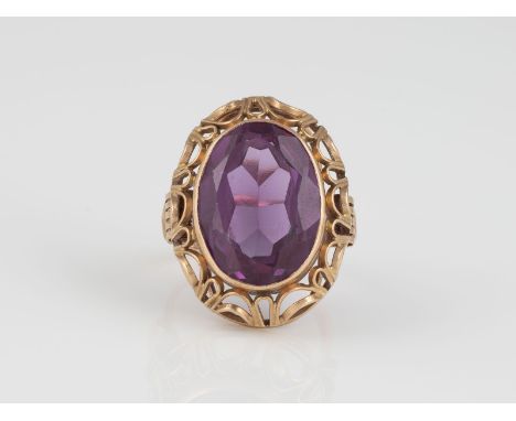 RING Rotgold, Gelbgold. Ringmaß ca. 58, Ges.-Gew. ca. 11,5 g. Gest. sowjetische Marke, 583, wohl Herstellersignet. Lilafarben