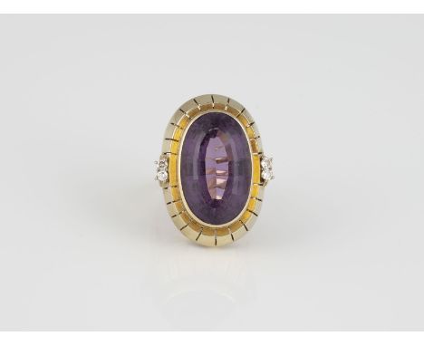 RING Gelbgold. Ringmaß ca. 54, Ges.-Gew. ca. 12,0 g. Gest. 585. Ein oval facettierter Amethyst, ca. 16,6 ct., vier Diamanten 