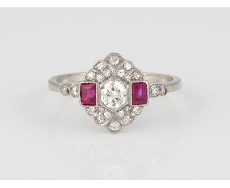 EDELSTEIN-RING Weißgold, Platin. Ringmaß ca.. Schiene geprüft mindestens 14 K. Ein Diamant im Altschliff, ca. 0,26 ct. 22 Dia