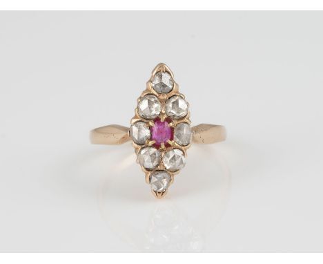 EDELSTEIN-RING Roségold. Ringmaß ca. 55, Ges.-Gew. ca. 3,4 g. Geprüft 14 K. Ein oval facettierter Rubin, acht Diamantrosen. B