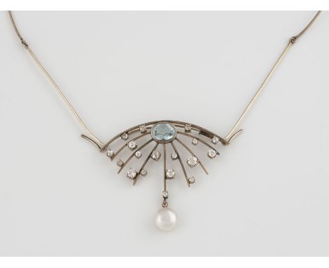 COLLIER Weißgold, Gelbgold. Hängelement 5,5 x 4,8 cm, Ges.-Gew. ca. 10,8 g. Gest. 585, Herstellersignet. Ein oval facettierte