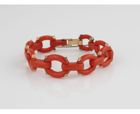 KORALLEN-ARMBAND Gelbgold, part. vergoldete Elemente. L. 18 cm, Ges.-Gew. ca. 17,2 g. Schließe geprüft 18 K, gest. mit franzö