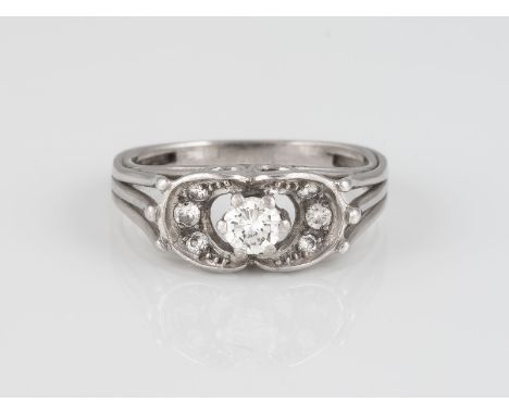 DIAMANT-RING Weißgold. Ringmaß ca. 60, Ges.-Gew. ca. 5,0 g. Geprüft 14 K. Ein Brillant, ca. 0,33 ct., sechs Brillanten, zusam