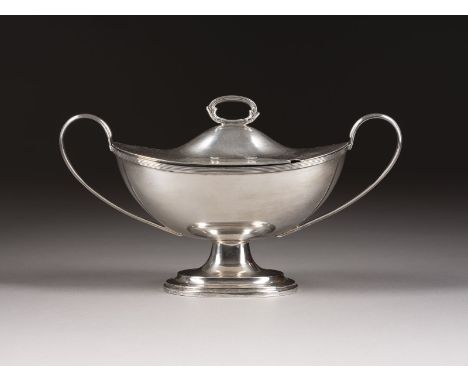 KLEINE DECKELTERRINE England, Sheffield, George Edward &amp; Sons (David &amp; George Edward), 1902 Silber, gegossen. L. 23,4