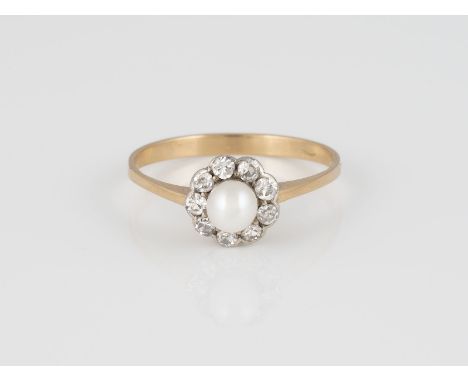 PERL-DIAMANT-RING Gelbgold, Weißgold. Ringmaß ca. 59, Ges.-Gew. ca. 2,1 g. Geprüft 18 K. Eine Perle, D. ca. 4,8 mm, neun Diam