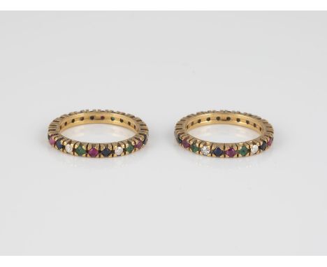 ZWEI EDELSTEIN-RINGE Gelbgold. Ringmaß  52 u. 53, Ges.-Gew. ca. 5,6 g. Geprüft 18 K. Zwei Eternity-Ringe mit Smaragden, Rubin