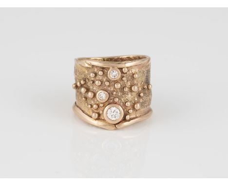 DIAMANT-RING Rotgold, Gelbgold. Ringmaß ca. 56, Ges.-Gew. ca. 13,3 g. Gest. 585. Drei Brillanten, zusammen ca. 0,23 ct.