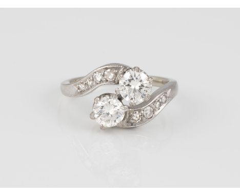 DIAMANT-RING Weißgold. Ringmaß ca. 51, Ges.-Gew. ca. 4,0 g. Gest. 585. Zwei Brillanten, 1 x 0,48 ct. und 1 x 0,47 ct., acht D