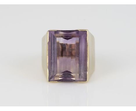 AMETHYST-RING Gelbgold. Ringmaß ca. 54, Ges.-Gew. ca. 11,6 g. 585. Ein Amethyst, ca. 13,0 ct. Leicht besch.