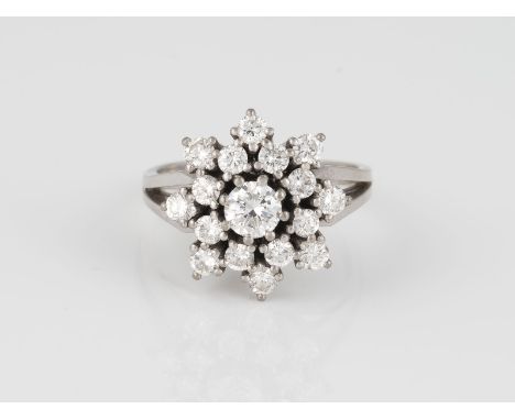 DIAMANT-RING Weißgold. Ringmaß ca. 56, Ges.-Gew. ca. 8,1 g. Gest. 585, Herstellermonogramm 'HE' für Heins Eisenbarth, Limburg