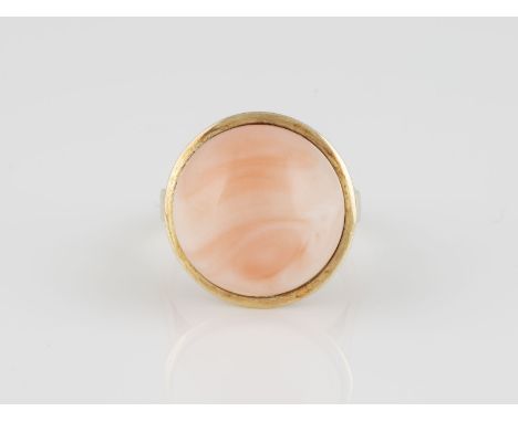 KORALL-RING Gelbgold. Ringmaß ca. 57, Ges.-Gew. ca. 10,1 g. Gest. 585. Eine halbierte Korallenkugel, D. ca. 17,0 mm. Schienen