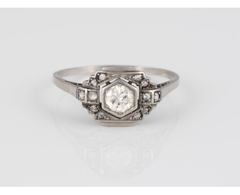 DIAMANT-RING Wohl Platin. Ringmaß ca. 57, Ges.-Gew. ca. 2,6 g. Ein Diamant im Altschliff, Übergangsschliff, ca. 0,30 ct., Dia