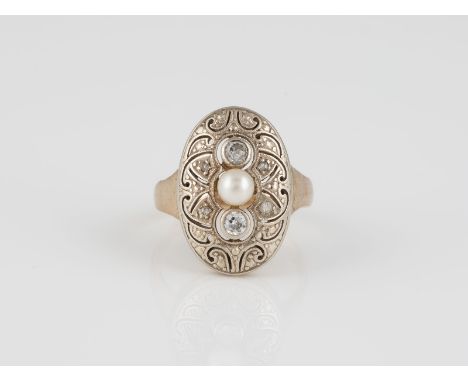 RING Gelbgold. Ringmaß ca. 54, Ges.-Gew. ca. 5,7 g. Gest. 585. Zwei Diamanten, zusammen ca. 0,18 ct., vier Diamantrosen, eine
