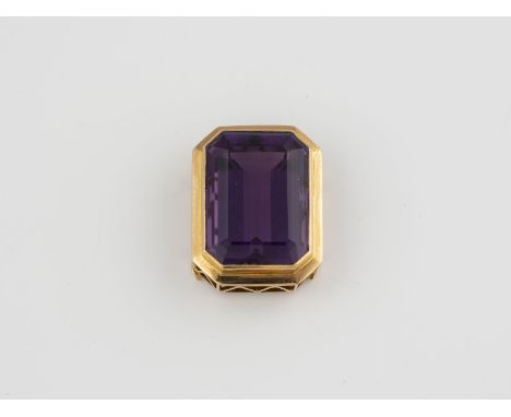 ANHÄNGER UND DREI KETTEN Gelbgold. 1) Anhänger 3,4 x 2,7 cm. Ges.-Gew. ca. 26,2 g. Gest. 750, Herstellersignet Risch, Idar-Ob