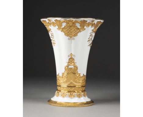 MEISSENER PRUNKVASE MIT GOLDDEKOR Deutsch, Meissen, 20. Jh. Porzellan, glänzende und matte Goldstaffage. H. 21,5 cm. Untergla