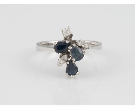 EDELSTEIN-RING Weißgold. Ringmaß ca. 56, Ges.-Gew. ca. 4,0 g. Gest. 585. Drei tropfenförmig facettierte Saphire, fünf Brillan
