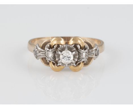 DIAMANT-RING Gelbgold, Weißgold. Ringmaß ca. 60, Ges.-Gew. ca. 3,7 g. Geprüft 18 K. Ein Brillant, ca. 0,15 ct., zwei Brillant