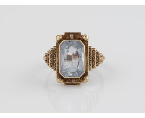 RING Gelbgold. Ringmaß ca. 55, Ges.-Gew. ca. 3,9 g. Gest 585, österreichische Marke, Herstellermonogramm 'AA'. Ein Spinell, c