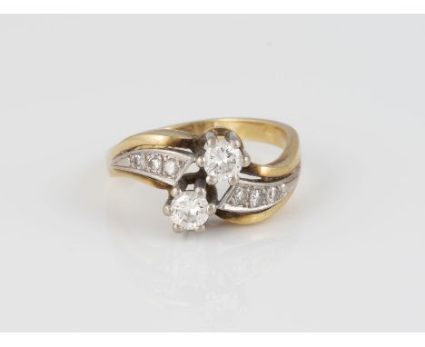 DIAMANT-RING Gelbgold, Weißgold. Ringmaß ca. 57, Ges.-Gew. ca. 6,2 g. Gest. 585. Zwei Brillanten, zusammen ca, 0,48 ct., sech