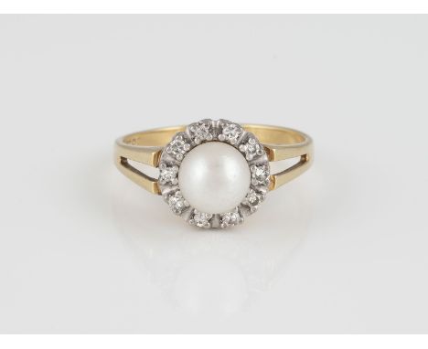 RING Gelbgold, Weißgold. Ringmaß ca. 58, Ges.-Gew. ca. 4,0 g. Gest. 585. Eine Perle, D. ca. 7,0 mm, 10 Diamanten im 8/8-Schli