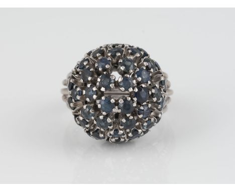 SAPHIR-RING Weißgold. Ringmaß ca. 51, Ges-Gew. ca. 7,5 g. Geprüft 8 K. Kuppelförmiger Saphirbesatz, D. der Saphire jeweils ca