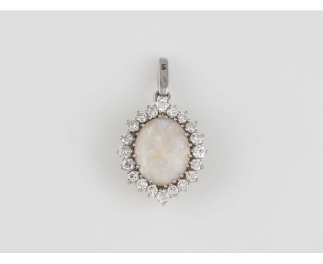 OPAL-ANHÄNGER MIT DIAMANTBESATZ Weißgold. L. 3,7 cm, Ges.-Gew. ca. 7,5 g. Geprüft 18 K. Ein ovaler Opal-Cabochon, ca. 15,7 x 