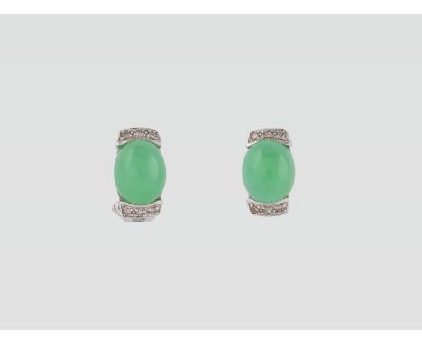PAAR OHRSTECKER Weißgold. L. 1,5 cm, Ges.-Gew. ca. 6,0 g. Gest. 14 K. Jeweils ein Chrysopras-Cabochon, zusammen 12 Brillanten