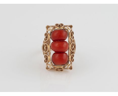 KORALL-RING Rotgold. Ringmaß ca. 58, Ges.-Gew. ca. 10,1 g. Geprüft 14 K. Drei Korall-Kugeln. Bitte beachten Sie, dass aufgrun